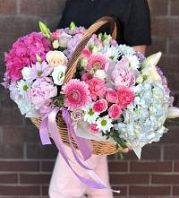 Композиция солнечный день в Никиткино Цветочная композиция из Розы, Хризантемы, Пионы и Лизиантусы в корзине в Никиткино